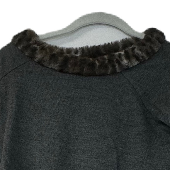 OLGA SANTONI Woman's sz 8 Gray Fur Trim Collar Top Fancy party blouse fun night - Picture 2 of 3